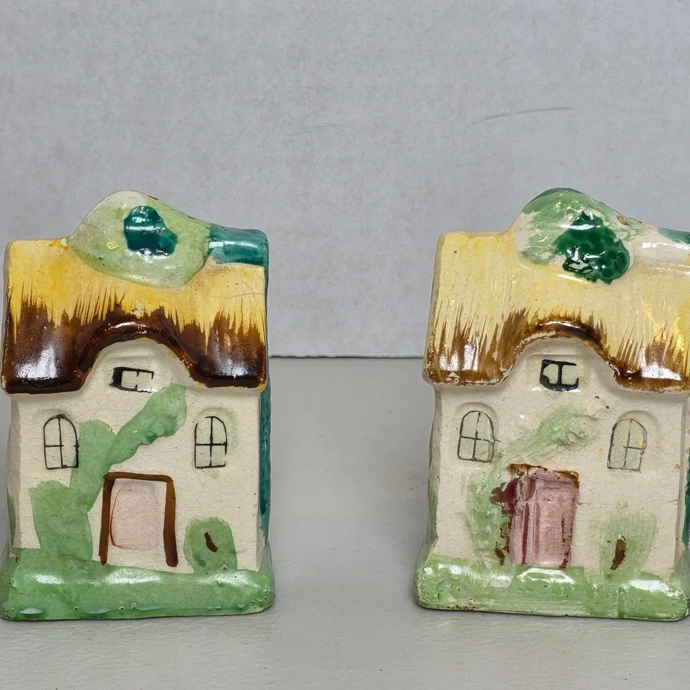 VTG Japan Ceramic Thatched Roof Cottage Salt &Pepper Shaker Set Hand Painted